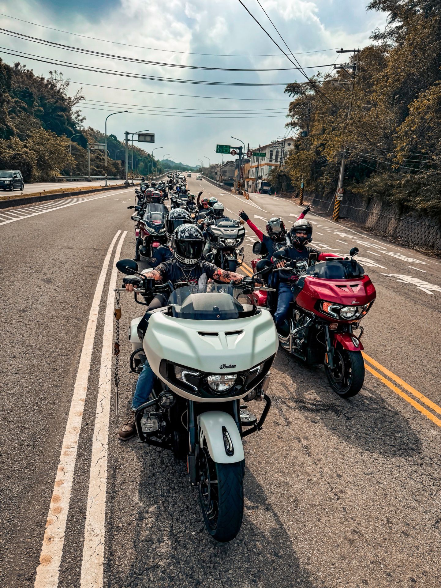 中部刺客車隊率領70台重機北上參與印地安大會師，場面壯觀。